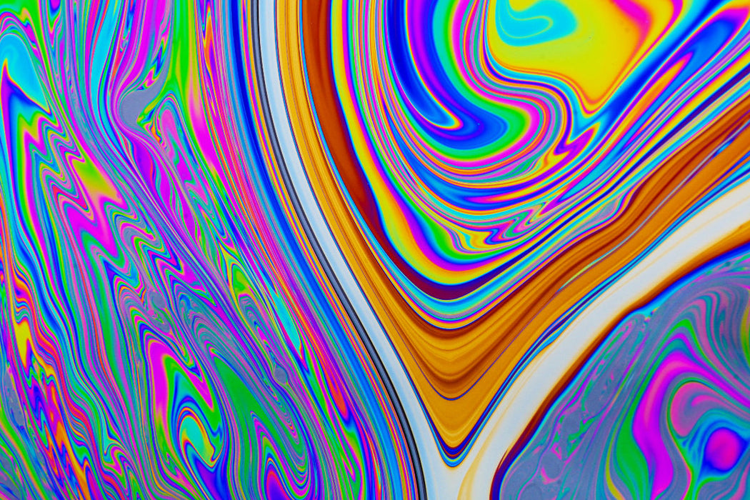 Premium Textil-Leinwand Im Farbrausch - Eine Seifenblase im Detail