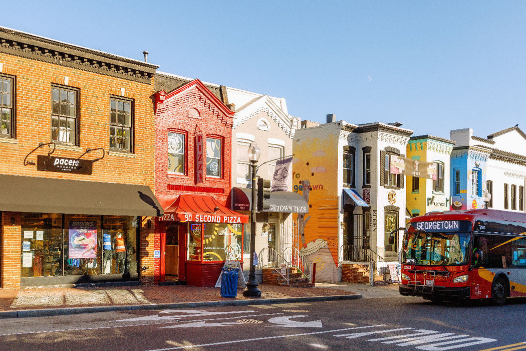 Premium Textil-Leinwand Bunte Häuser und Bus in der Wisconsin Street – Georgetown, Washington, D.C.