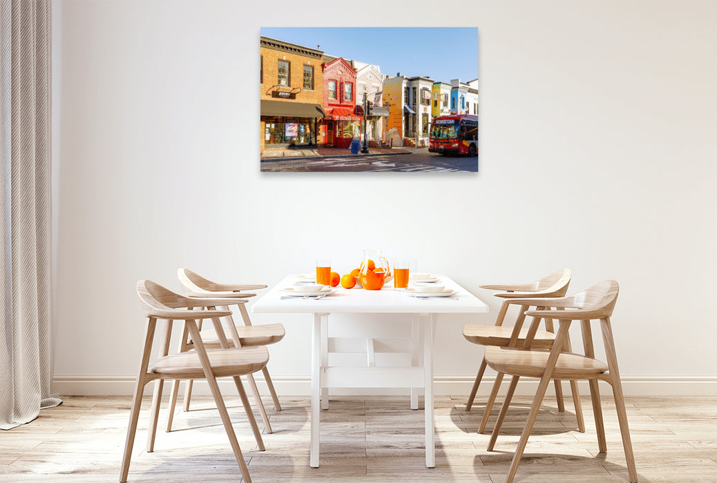 Premium Textil-Leinwand Bunte Häuser und Bus in der Wisconsin Street – Georgetown, Washington, D.C.