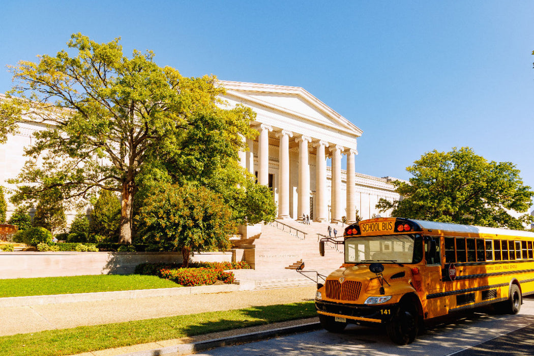 Premium Textil-Leinwand National Gallery of Art und Schulbus – Washington, D.C.