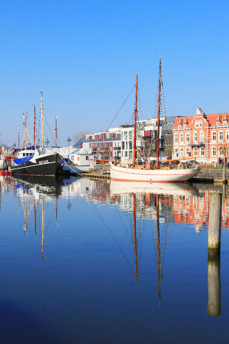 Premium Textil-Leinwand Greifswald - Boote im Museumshafen an der Ryck