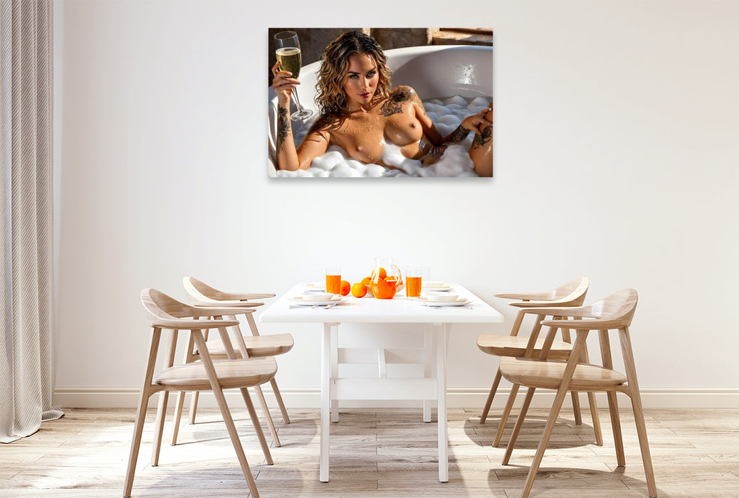 Premium Textil-Leinwand Aufreizende nackte Frau mit Tattoos im Schaumbad