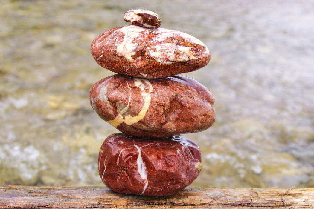 Premium Textil-Leinwand Balance am Fluss – Steinmännchen an der Isar