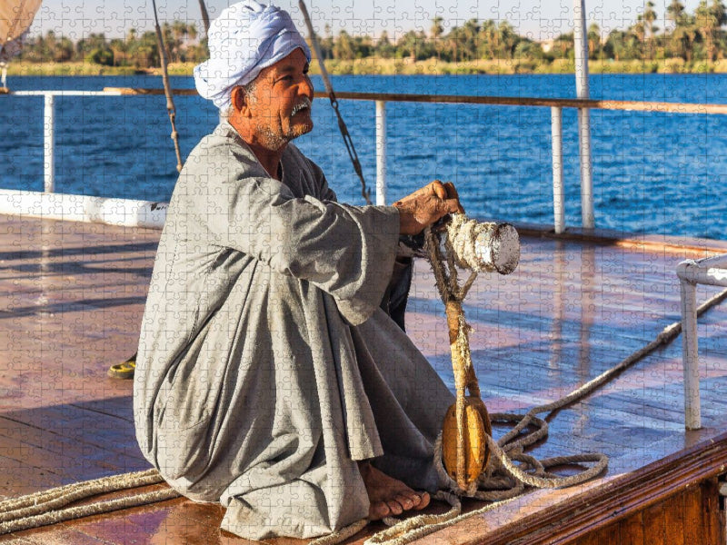 Der Kapitän steuert konzentriert - CALVENDO Foto-Puzzle'