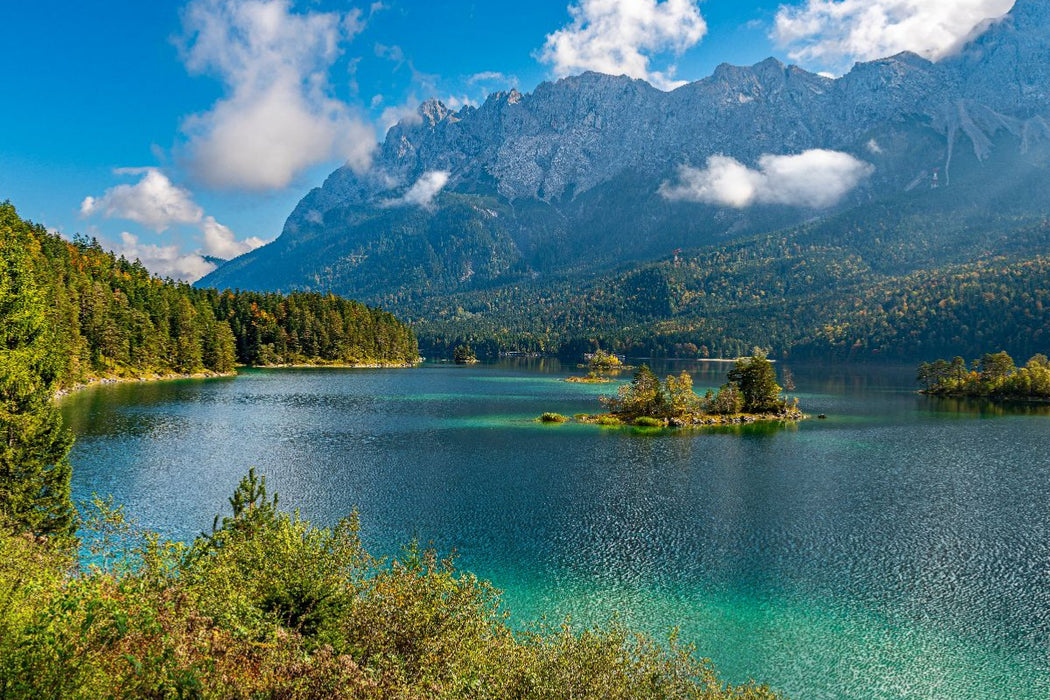 Premium Textil-Leinwand Der Eibsee unterhalb der Zugspitze im Wettersteingebirge