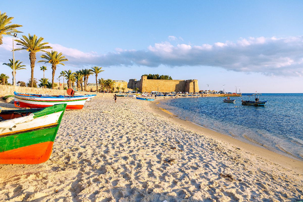 Premium Textil-Leinwand Strand mit Fischerbooten vor der Kasbah in Hammamet
