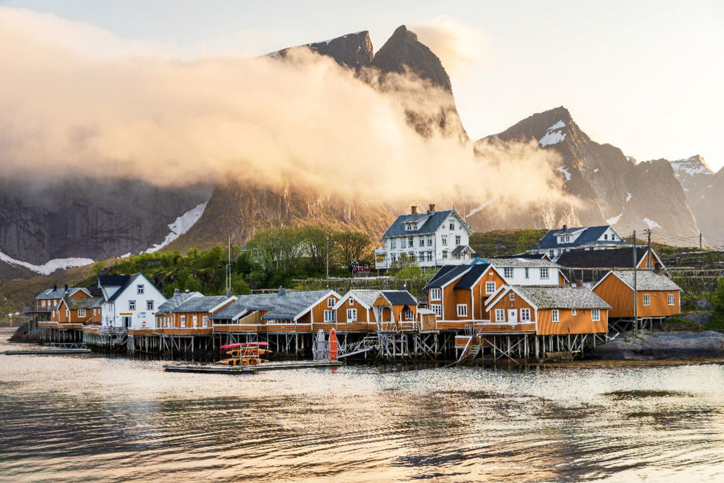 Premium Textil-Leinwand Wolken über Sakrisøy, Lofoten
