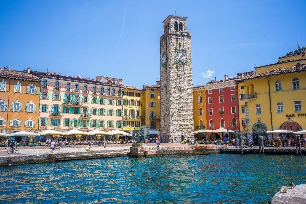 Premium Textil-Leinwand Die Altstadt von Riva del Garda.