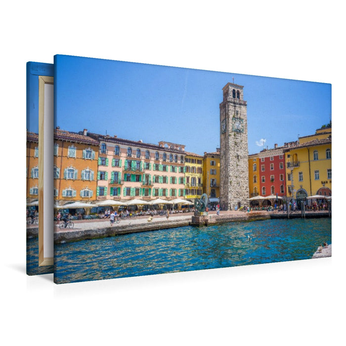 Premium Textil-Leinwand Die Altstadt von Riva del Garda.