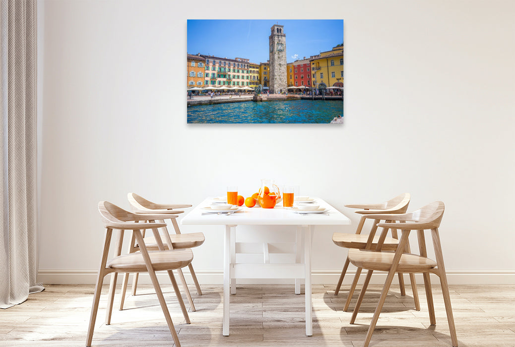 Premium Textil-Leinwand Die Altstadt von Riva del Garda.