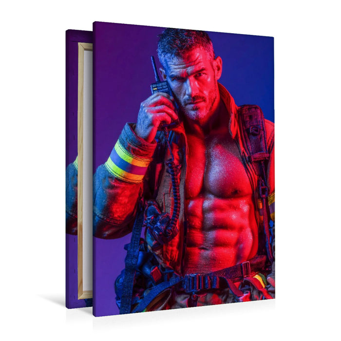 Premium Textil-Leinwand Sexy Feuerwehrmann mit freiem Oberkörper und Funkgerät