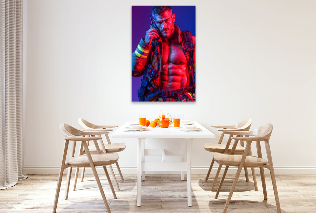 Premium Textil-Leinwand Sexy Feuerwehrmann mit freiem Oberkörper und Funkgerät