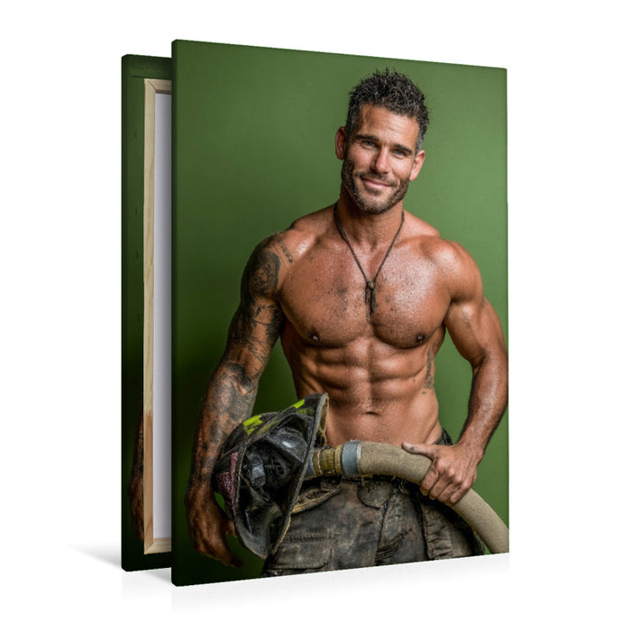 Premium Textil-Leinwand Sexy Feuerwehrmann mit freiem Oberkörper und Feuerwehrschlauch