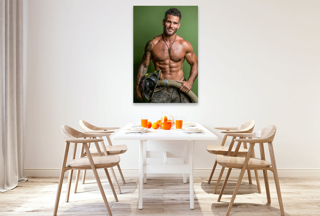 Premium Textil-Leinwand Sexy Feuerwehrmann mit freiem Oberkörper und Feuerwehrschlauch