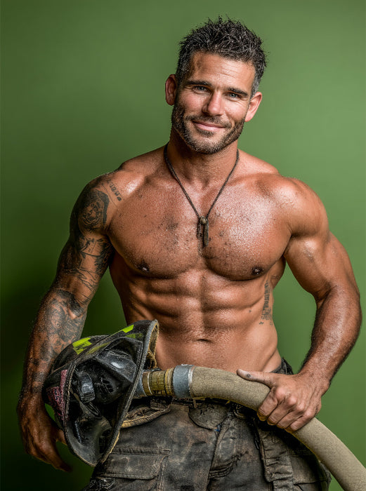 Sexy Feuerwehrmann mit freiem Oberkörper und Feuerwehrschlauch - CALVENDO Foto-Puzzle'