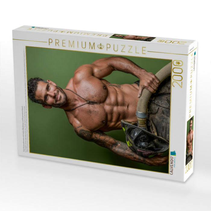 Sexy Feuerwehrmann mit freiem Oberkörper und Feuerwehrschlauch - CALVENDO Foto-Puzzle'