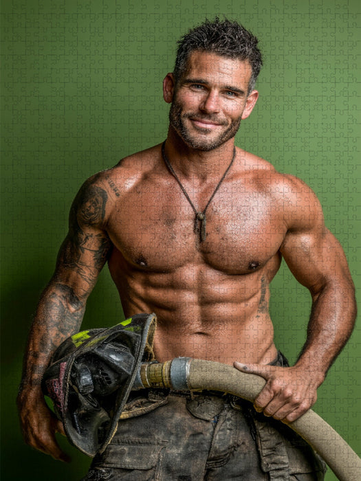 Sexy Feuerwehrmann mit freiem Oberkörper und Feuerwehrschlauch - CALVENDO Foto-Puzzle'