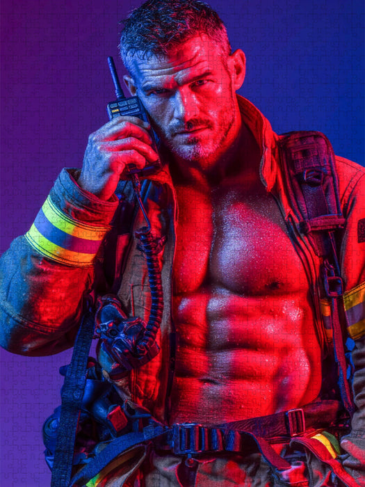Sexy Feuerwehrmann mit freiem Oberkörper und Funkgerät - CALVENDO Foto-Puzzle'