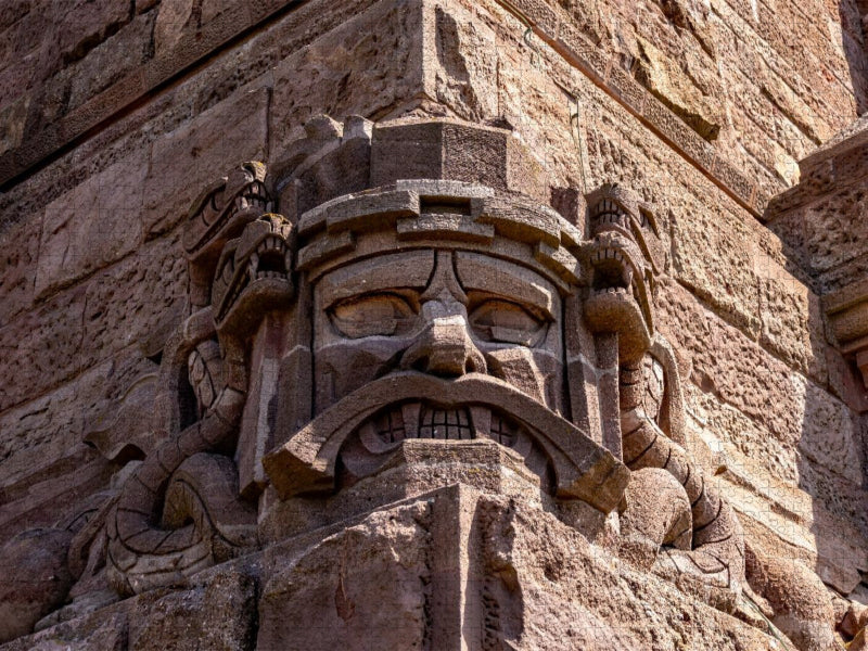 Eine von vier knurrende Sandstein Kopfmasken mit Schlangen - CALVENDO Foto-Puzzle'