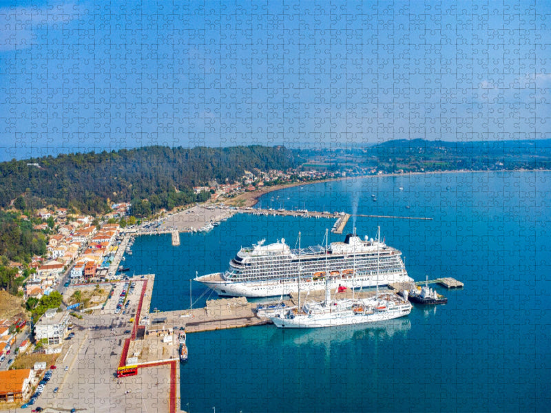 Kreuzfahrtschiff im Hafen von Katakolon - Griechenland von oben - CALVENDO Foto-Puzzle'