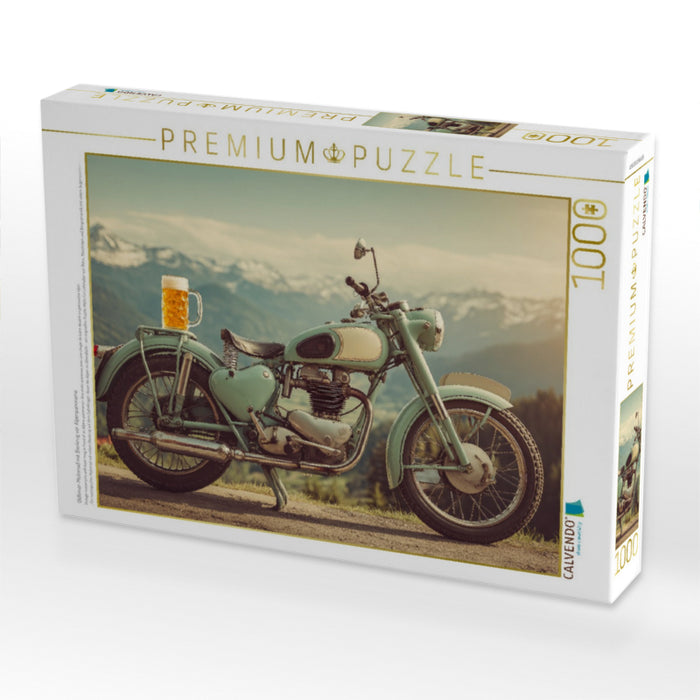 Oldtimer-Motorrad mit Bierkrug vor Alpenpanorama - CALVENDO Foto-Puzzle'