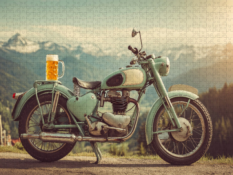 Oldtimer-Motorrad mit Bierkrug vor Alpenpanorama - CALVENDO Foto-Puzzle'