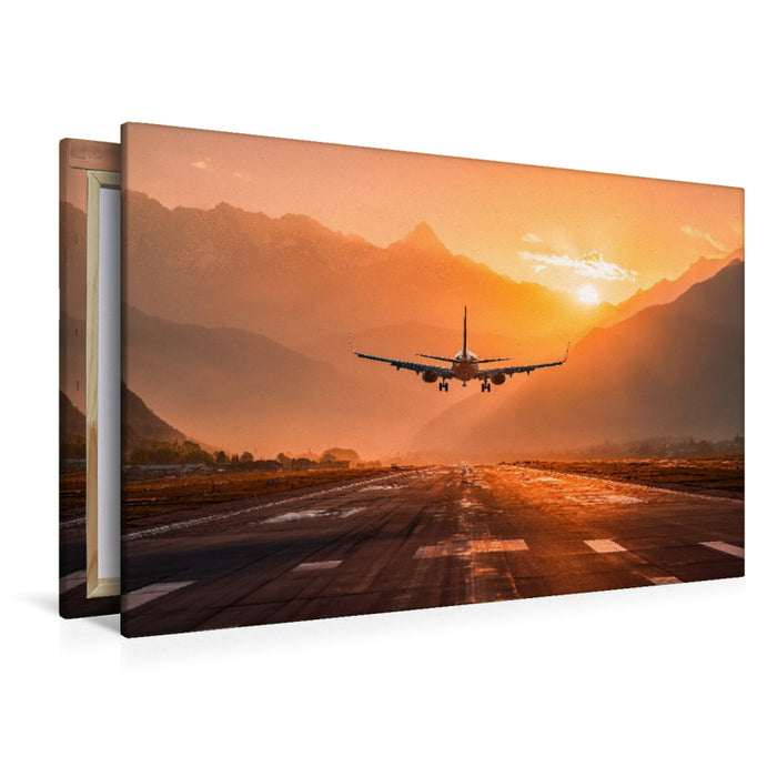 Premium Textil-Leinwand Flugzeug bei Landung im Sonnenuntergang vor Bergkulisse