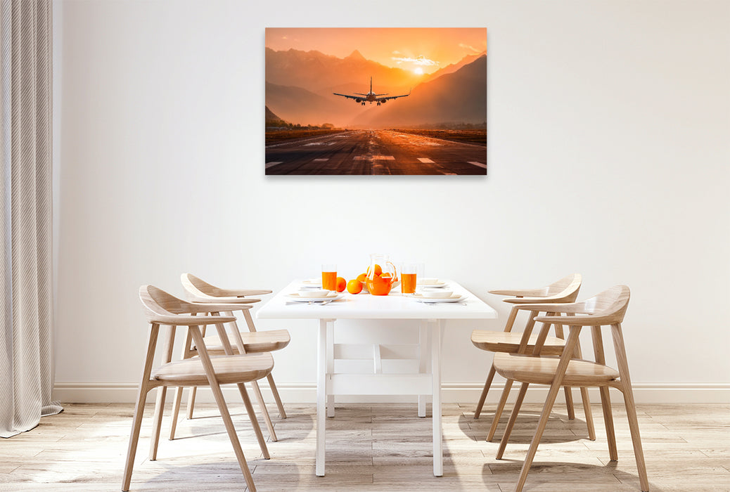 Premium Textil-Leinwand Flugzeug bei Landung im Sonnenuntergang vor Bergkulisse