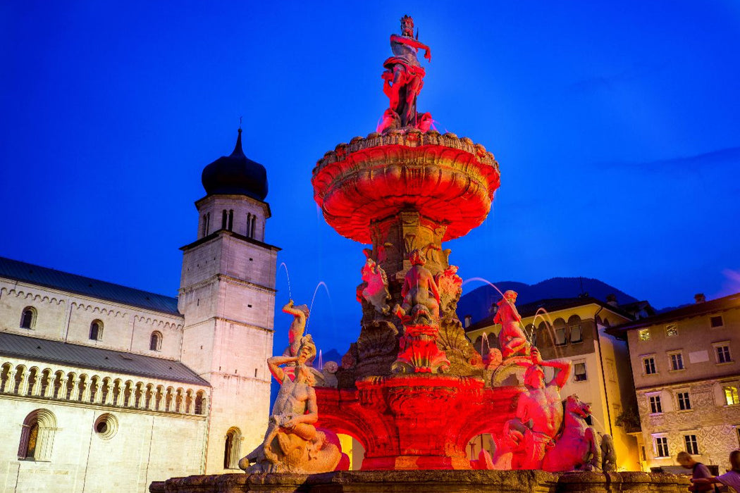 Premium Textil-Leinwand Trient - Neptunbrunnen bei Nacht