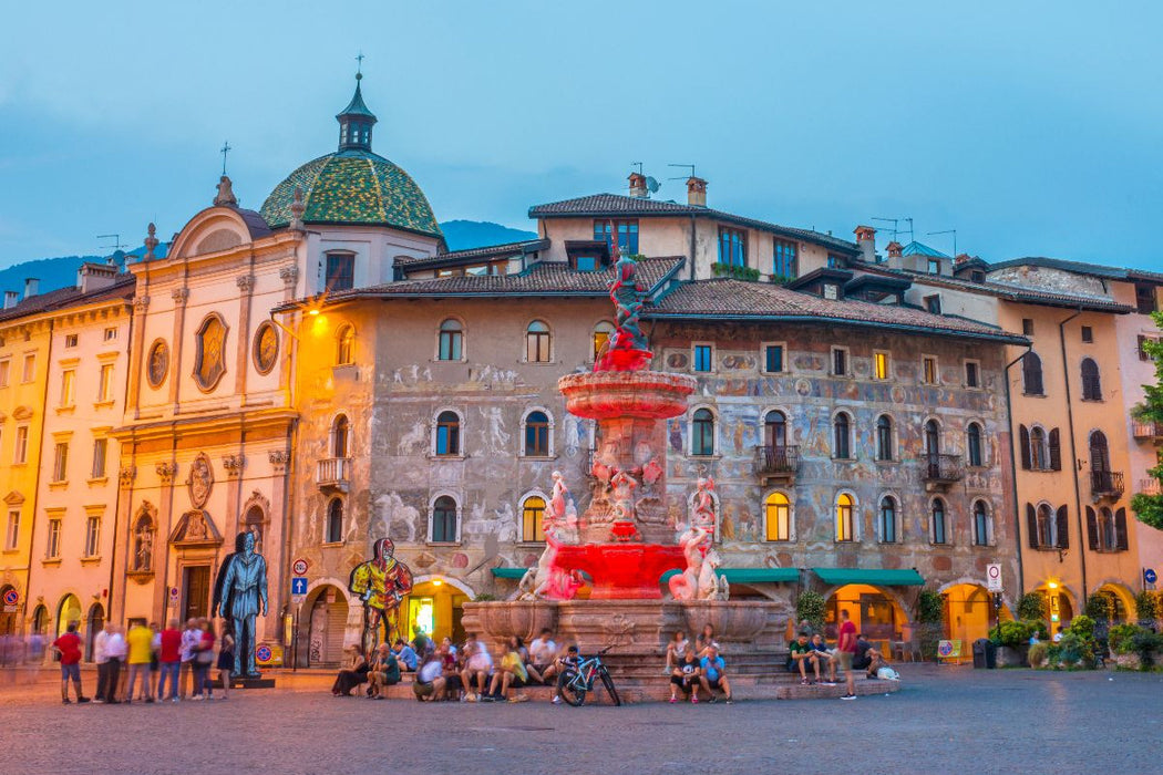 Premium Textil-Leinwand Trient - der Neptunbrunnen auf dem Domplatz kurz nach dem Sonnenuntergang
