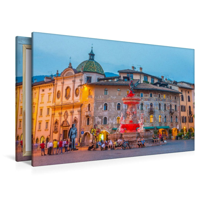 Premium Textil-Leinwand Trient - der Neptunbrunnen auf dem Domplatz kurz nach dem Sonnenuntergang