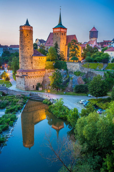 Premium Textil-Leinwand Bautzen nach dem Sonnenuntergang - Blick über die Spree zur Altstadt