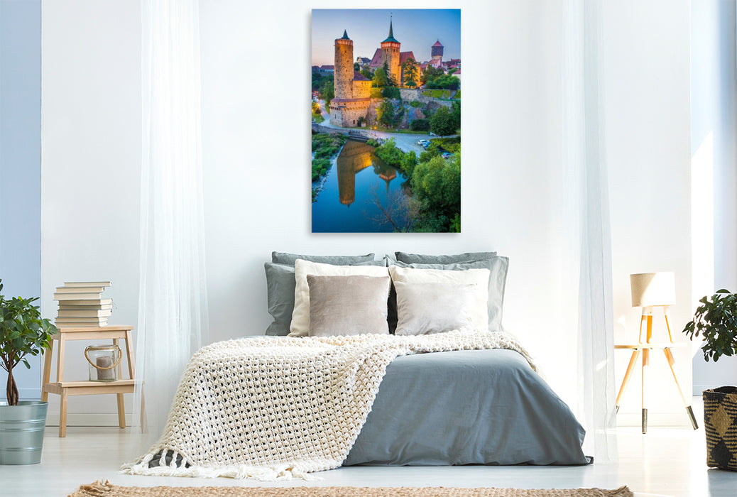 Premium Textil-Leinwand Bautzen nach dem Sonnenuntergang - Blick über die Spree zur Altstadt