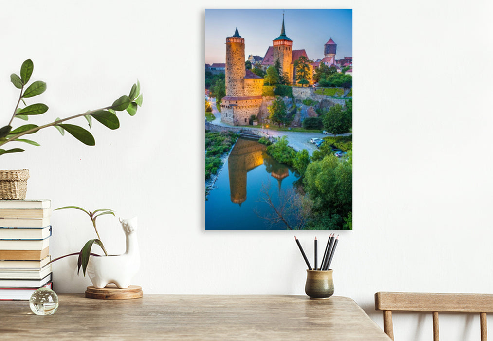 Premium Textil-Leinwand Bautzen nach dem Sonnenuntergang - Blick über die Spree zur Altstadt