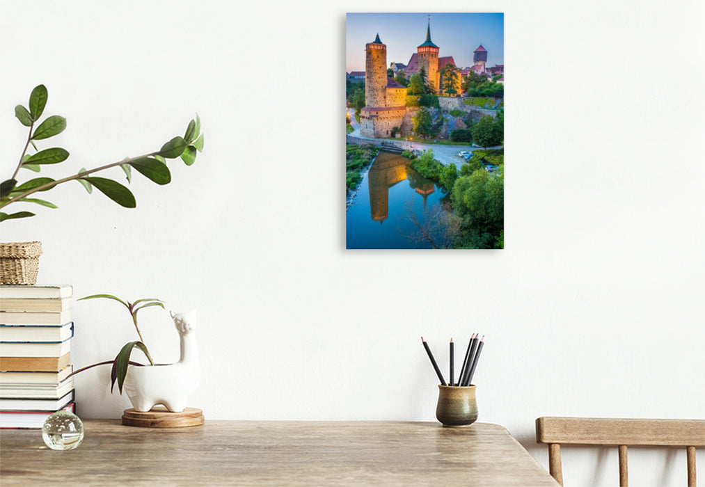 Premium Textil-Leinwand Bautzen nach dem Sonnenuntergang - Blick über die Spree zur Altstadt