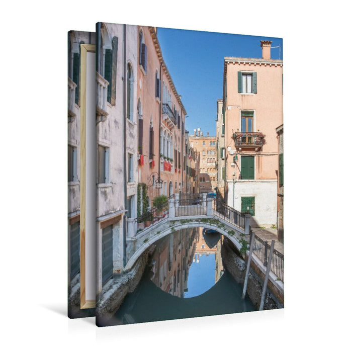 Premium Textil-Leinwand Venedig - Spiegelung unter der kleinen Brücke neben der Ponte dei Frati
