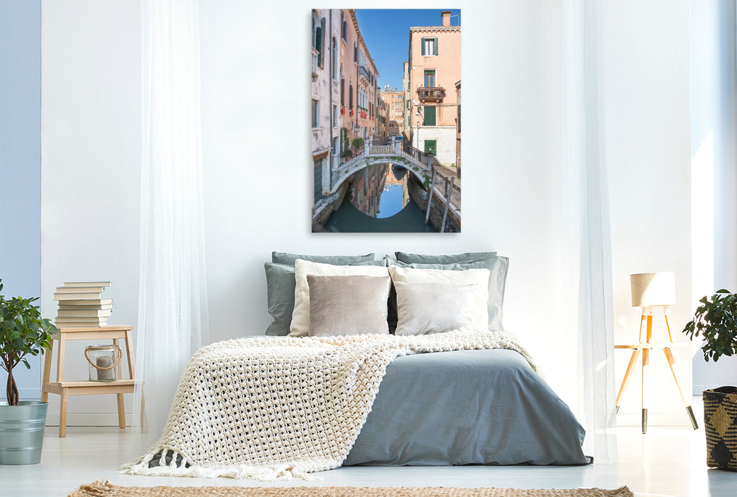 Premium Textil-Leinwand Venedig - Spiegelung unter der kleinen Brücke neben der Ponte dei Frati