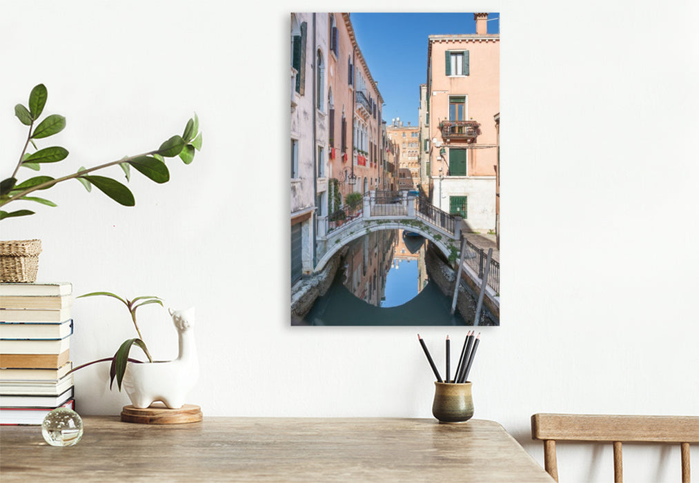 Premium Textil-Leinwand Venedig - Spiegelung unter der kleinen Brücke neben der Ponte dei Frati