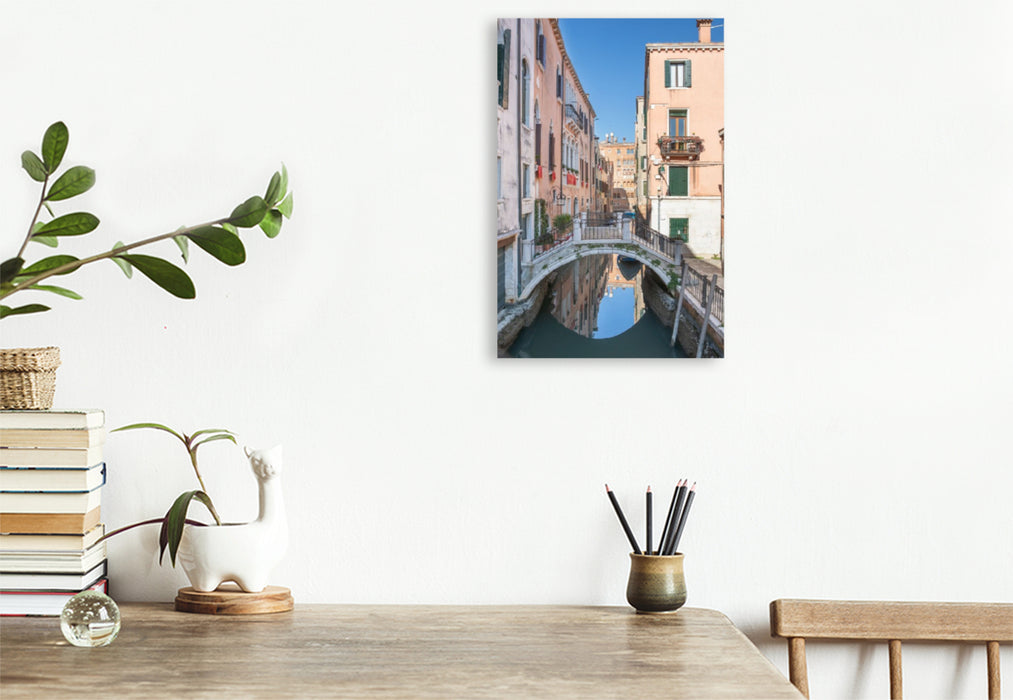 Premium Textil-Leinwand Venedig - Spiegelung unter der kleinen Brücke neben der Ponte dei Frati