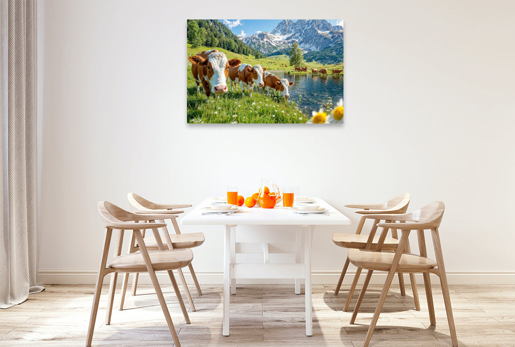 Premium Textil-Leinwand Drei Kühe grasen friedlich auf der Alm – Idylle zwischen Bachlauf und Bergluft