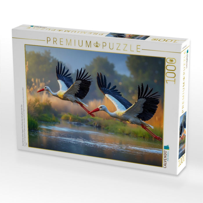 Zwei Störche ziehen elegant ihre Kreise über dem glitzernden See - CALVENDO Foto-Puzzle'