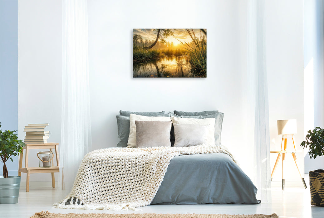 Premium Textil-Leinwand Ein Natursee spiegelt die aufgehende Sonne – der Sommer zeigt seine stille Seite