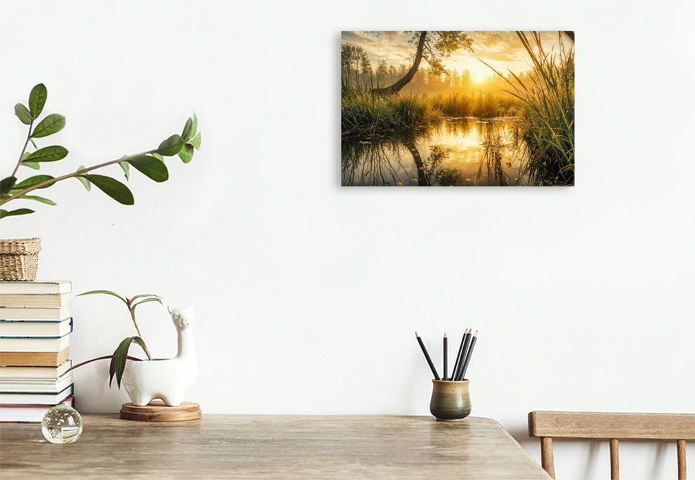Premium Textil-Leinwand Ein Natursee spiegelt die aufgehende Sonne – der Sommer zeigt seine stille Seite