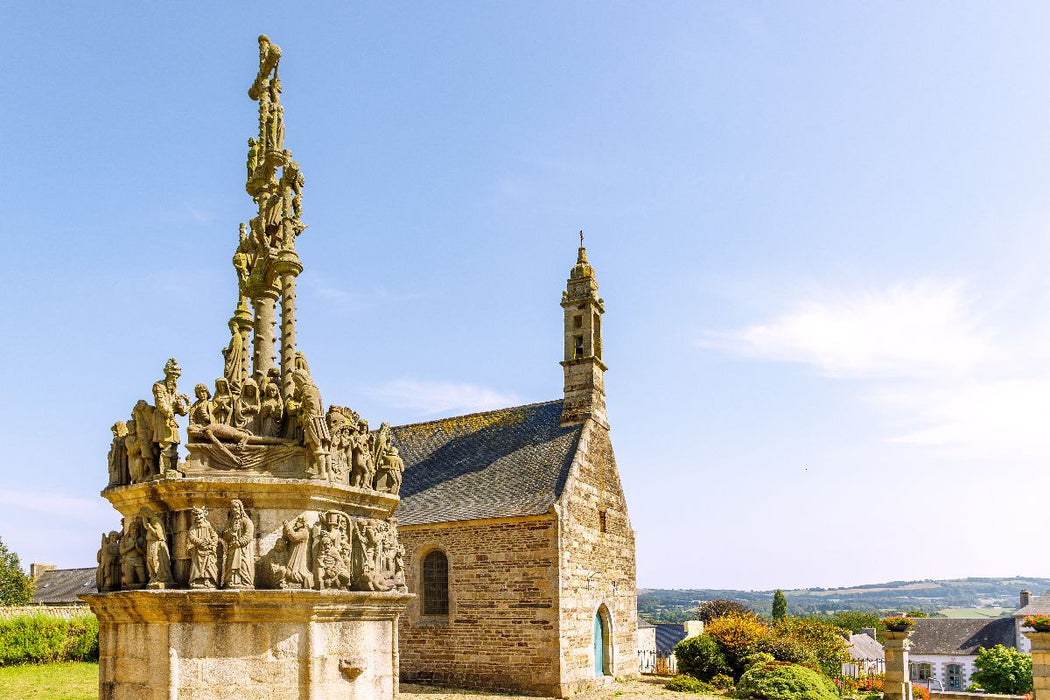 Premium Textil-Leinwand Historischer Pfarrbezirk mit Calvaire in Plougonven – steinerne Zeugnisse der Bretagne