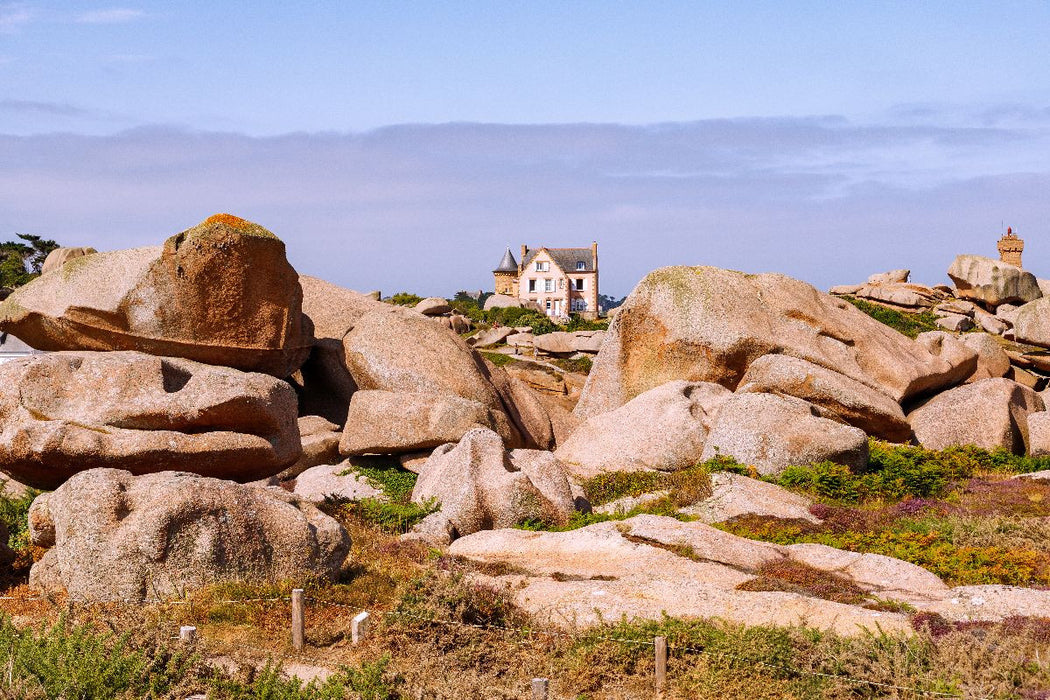 Premium Textil-Leinwand Rosa Granitfelsen am Zöllnerpfad – einzigartiges Küstenbild der Bretagne