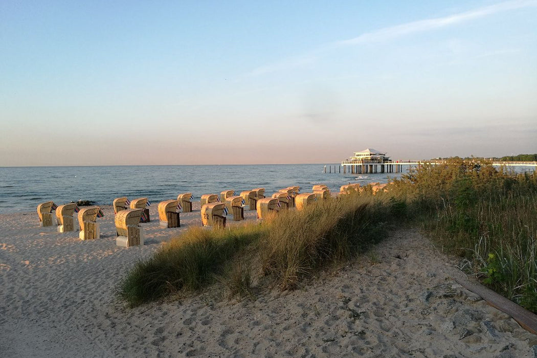 Premium Textil-Leinwand Timmendorfer Strand in der Abenddämmerung