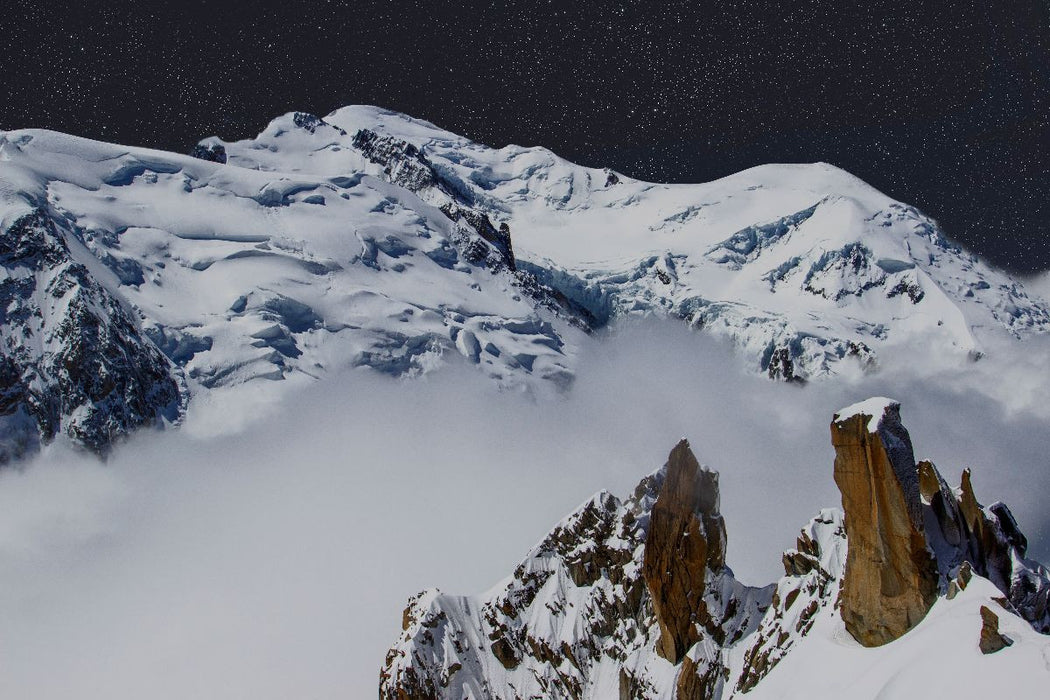 Premium Textil-Leinwand Der Cosmique Grat und der Mont Blanc bei Nacht