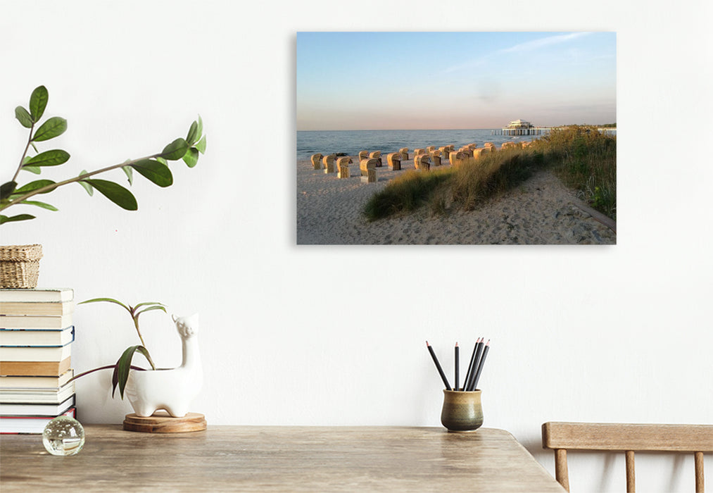 Premium Textil-Leinwand Timmendorfer Strand in der Abenddämmerung
