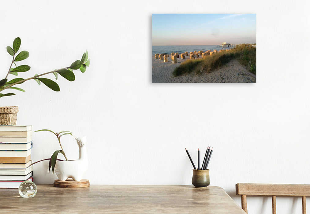 Premium Textil-Leinwand Timmendorfer Strand in der Abenddämmerung