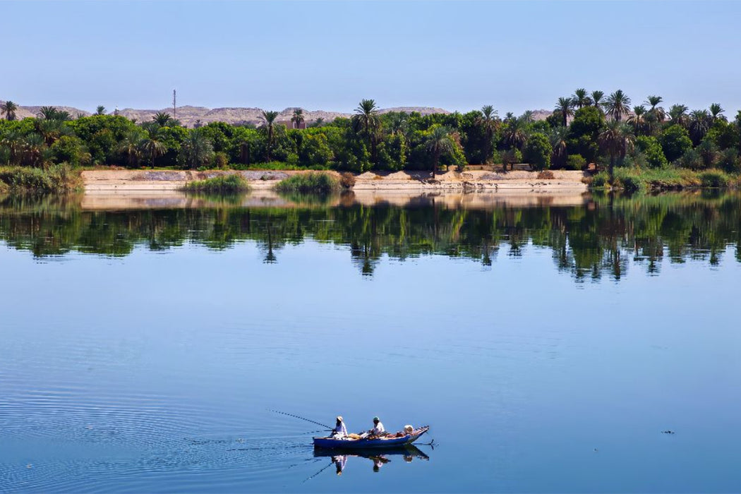 Premium Textil-Leinwand Kleines Fischerboot auf dem großen Nil